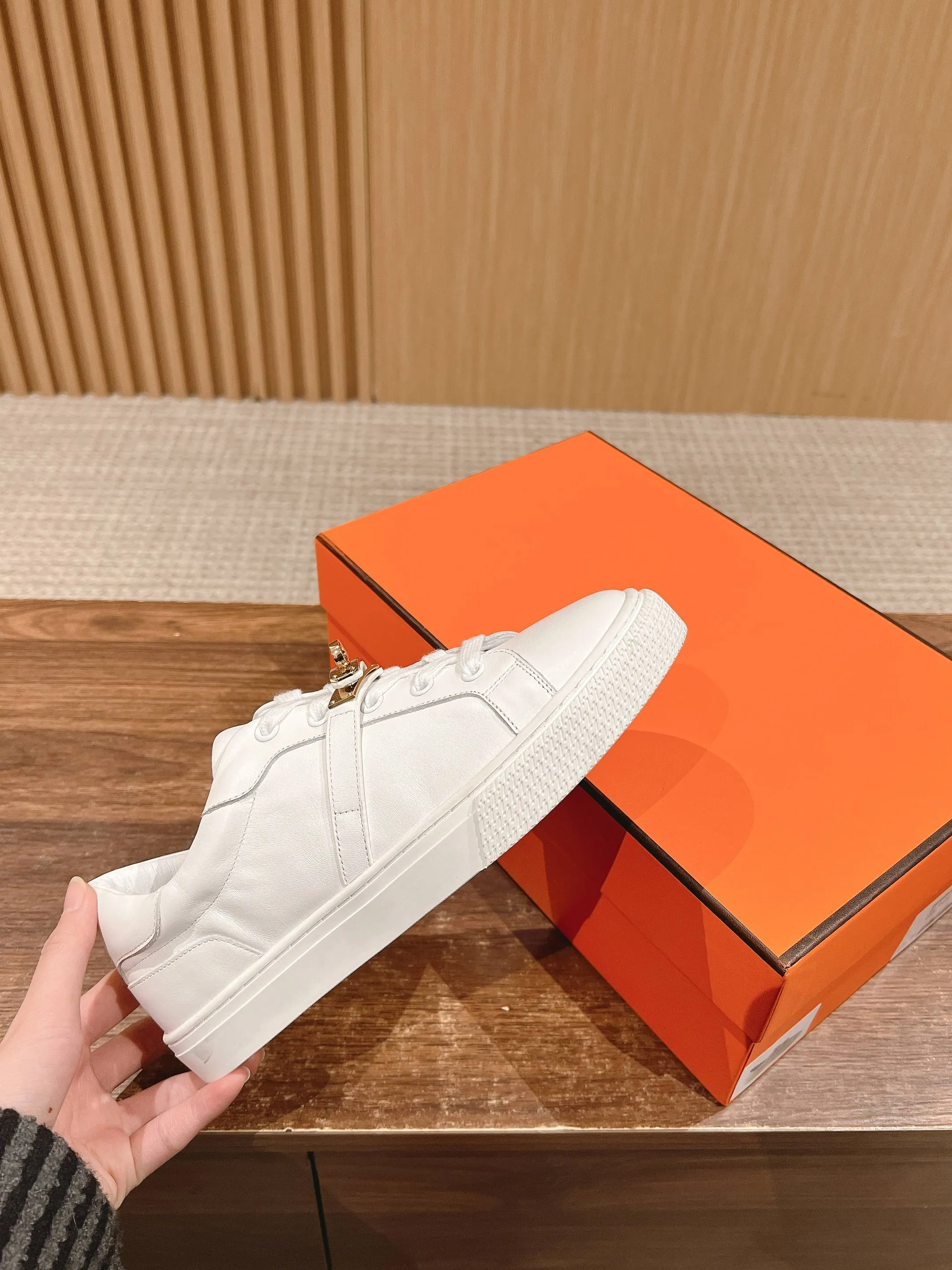 👟👟Ex-factory price 480👟👟 𝐇𝐄𝐑𝐌𝐄𝐒 Hermès classic couple style #𝐊𝐞𝐥𝐥𝐲 buckle casual white skateboard shoes. They will not conflict with shoes at all. Full of unknowns, Hermès rarely produces flat casual shoes and they are paired with classic palladium-plated Kelly shoe buckles! People will fall in love with it at first glance. It is very versatile ~ you can wear it with skirts and pants at will. 🉑️Close your eyes and look super noble. ❥ MATERIAL Specific cowhide/canvas material, sheepskin lining, original molded TPU outsole Size: 35-44